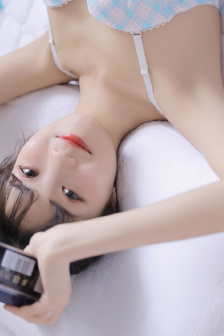 女人摸男人腹肌